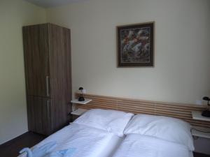 1 dormitorio con 1 cama y una pintura en la pared en Jasna 96 II, en Demänovská Dolina