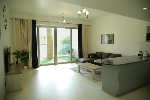 un salon avec un canapé et une table dans l'établissement Sifa Oasis, à Mascate