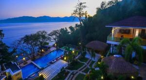 eine Luftaufnahme eines Resorts mit Swimmingpool in der Unterkunft Anilao Awari Bay Resort in Pulonganahao