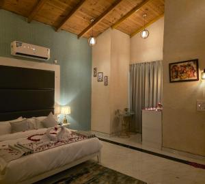 ein Schlafzimmer mit großem Bett und ein Zimmer mit in der Unterkunft Nature lover resort villas in Sonīpat + 6 Fotos