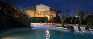 ein Swimmingpool vor einem Haus bei Nacht in der Unterkunft Nature lover resort villas in Sonīpat