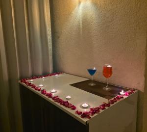 eine Badewanne mit Rosen und zwei Gläser Wein in der Unterkunft Nature lover resort villas in Sonīpat