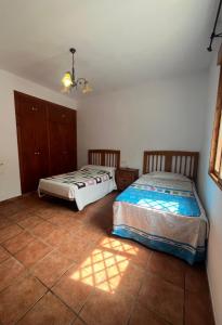 two beds sitting next to each other in a room at El susurro del agua in Alcaudete