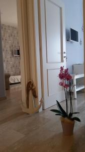 a room with a door and a vase with flowers at B&B VelAmare in Salerno +86 photos