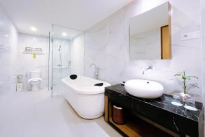 un bagno bianco con un water e un lavandino di Front One Resort Indraloka Temanggung a Temanggung Altre 51 foto