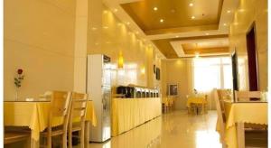 Kuchyň nebo kuchyňský kout v ubytování GreenTree Inn Lianyungang Guanyun Bus Station Zhenxing Garden Express Hotel