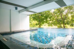 Bazén v ubytování Cozy room near beaches & restaurants nebo v jeho okolí