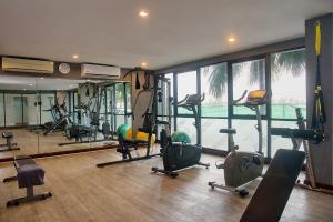 Fitness centrum a/nebo fitness zařízení v ubytování Cozy room near beaches & restaurants