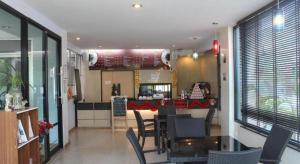 a dining room and kitchen with a table and chairs at Butterfly Princess Hotel in Ban Komo Sip Paet