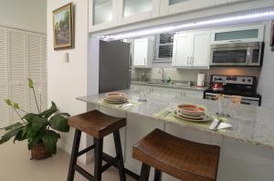 Cucina o angolo cottura di Choose To Be Happy at EI8HT! - Super Studios and Penthouse Apartment