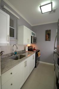 Cucina o angolo cottura di Choose To Be Happy at EI8HT! - Super Studios and Penthouse Apartment