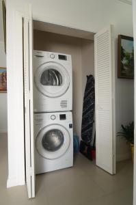 Foto dalla galleria di Choose To Be Happy at EI8HT! - Super Studios and Penthouse Apartment a Kingston