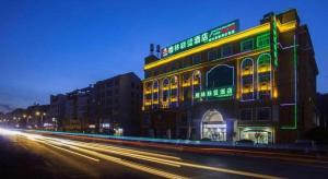 ein Gebäude auf einer Stadtstraße bei Nacht in der Unterkunft GreenTree Alliance Yichun Fengcheng Jianyi Avenue Hotel in Fengcheng
