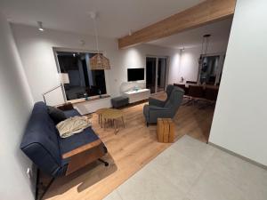 - un salon avec un canapé, des chaises et un piano dans l'établissement Möbliertes Familienhaus in Hamburg, à Niederdorla