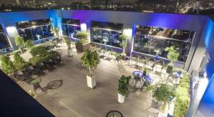 ソウルにあるCS Premier Hotelのテーブルと椅子のあるパティオと建物の俯瞰図