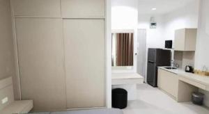 eine Küche mit weißen Wänden und einem schwarzen Kühlschrank in der Unterkunft Oh My Place in Chiang Rai + 142 Fotos