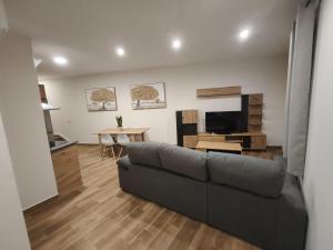 ein Wohnzimmer mit Sofa und Tisch in der Unterkunft El Huertecillo in Villanueva de los Infantes