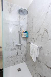 Un baño con ducha con inodoro blanco. en Casa Valdes, en Marbella 40 fotos más