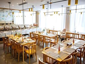 ein Esszimmer mit Holztischen und Stühlen in der Unterkunft VX Dali Erhai Park Seascape Hotel in Dali