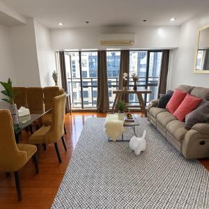 Posezení v ubytování New 2BR Suite Milano Residences Poblacion Makati 110sqm