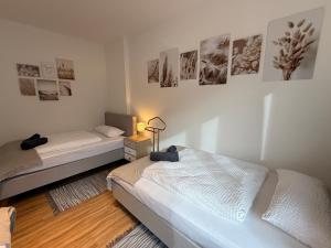 Ένα ή περισσότερα κρεβάτια σε δωμάτιο στο NEU Master's Bridge - Modernes zentrales Apartment mit Garage und Balkon in Deichnähe von STAY YOUR WAY