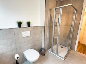 Ένα μπάνιο στο NEU Master's Bridge - Modernes zentrales Apartment mit Garage und Balkon in Deichnähe von STAY YOUR WAY +34 φωτογραφίες