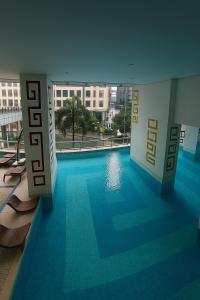 Bazén v ubytování New 2BR Suite Milano Residences Poblacion Makati 110sqm nebo v jeho okolí