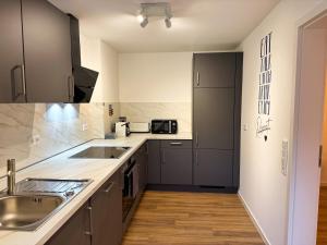 Η κουζίνα ή μικρή κουζίνα στο NEU Master's Bridge - Modernes zentrales Apartment mit Garage und Balkon in Deichnähe von STAY YOUR WAY