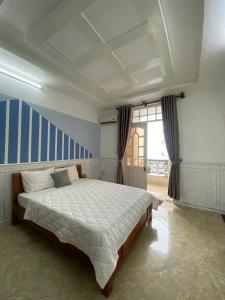 Postel nebo postele na pokoji v ubytování 172 Hồ Quý Ly biệt Thự Hồ Bơi