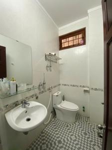 Koupelna v ubytování 172 Hồ Quý Ly biệt Thự Hồ Bơi