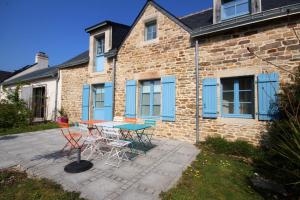 吉代勒La mesange bleue的砖屋前的桌椅