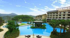 Bazén v ubytování New Century Resort Jiulong Lake Ningbo nebo v jeho okolí