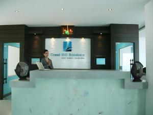 eine Frau, die mit einem Laptop an einer Theke sitzt in der Unterkunft Grand Hill Residence in Ban Tai + 111 Fotos