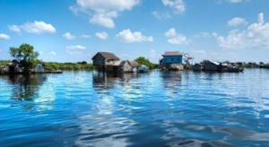a group of houses on the shore of a body of water at Jun Yue Hotel in Phnom Penh