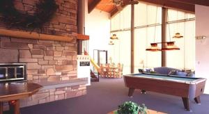 Una gran sala de estar con mesa de billar en un edificio. en PowderWood, en Kimball Junction