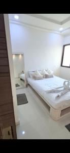 Voodi või voodid majutusasutuse Chandrajyoti Villa 3 The all new flat with Huge Living room and terrace toas