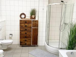 Koupelna v ubytování Work and Stay Apartment Cologne- Fühlinger See + 8 fotografií