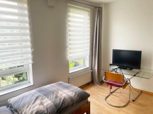 TV a/nebo společenská místnost v ubytování Work and Stay Apartment Cologne- Fühlinger See