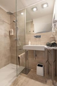 a bathroom with a sink and a shower at DESIGN RETREAT Schneeberg - Singlestudio, Gartenstudio, Whirlpool-Suite oder Maisonette-Suite in Puchberg am Schneeberg