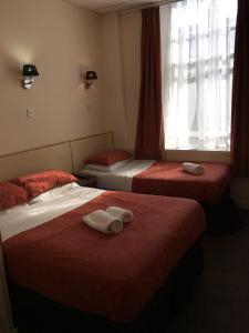 Łóżko lub łóżka w pokoju w obiekcie Smiths Hotel