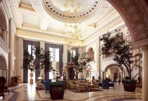 eine große Lobby mit einem Kronleuchter in einem Gebäude in der Unterkunft Wyndham Grand Plaza Royale Resort Nanjing in Lishui + 80 Fotos