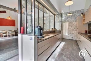 cocina con encimera y algunas ventanas en L'oree des mers, en Guidel 52 fotos más