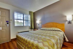 Un pat sau paturi într-o cameră la Studio 6-Dallas, TX - Garland - Northeast