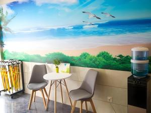 ein Wandbild eines Strandes mit Möwen in der Unterkunft Shell Hotel Shanghai Baoshan Meilanhu Luosheng Road in Luodian