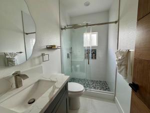 ein Badezimmer mit Dusche, Waschbecken und Toilette in der Unterkunft Near Disneyland and Huntington Beach, Little Saigon in Garden Grove