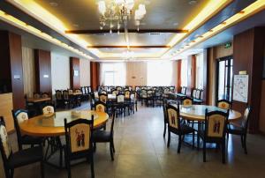 Un salón de banquetes con mesas y sillas en una habitación. en GreenTree Inn Ganzi Daochengzhou Scenic Area, en Kanggar