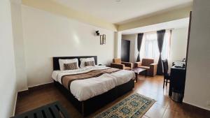 Ένα ή περισσότερα κρεβάτια σε δωμάτιο στο Bhumzang Hotel & Banquet +2 φωτογραφίες