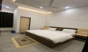 Ένα ή περισσότερα κρεβάτια σε δωμάτιο στο FabHotel Radhy Sham