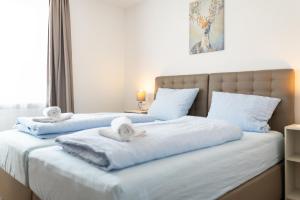 Postel nebo postele na pokoji v ubytování Ferienwohnungen Hirschen