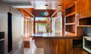 Η κουζίνα ή μικρή κουζίνα στο Villa Aditya